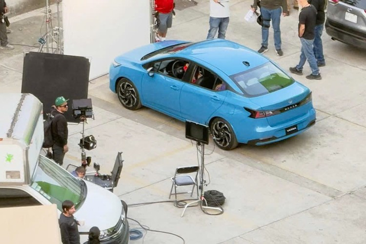 Theo quan sát từ loạt ảnh rò rỉ, Versa/Almera 2027 được tái thiết kế toàn diện về phần đầu xe với nhiều điểm mới mẻ, trong khi vẫn giữ lại nền tảng kỹ thuật từ thế hệ hiện tại – vốn ra mắt từ năm 2019 và từng được nâng cấp nhẹ vào năm 2022.