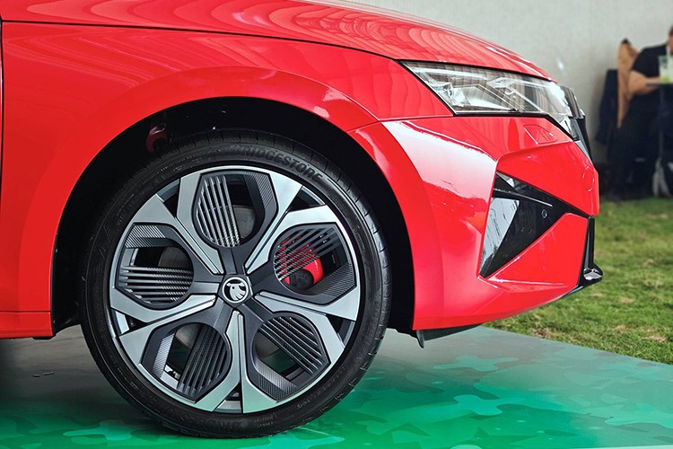 Mẫu xe sedan hiệu suất cao Skoda Octavia RS sở hữu bộ mâm hợp kim cỡ 19 inch kiểu Elias hoàn thiện với tông màu anthracite, các chi tiết ốp đen bóng quanh xe, cánh lướt gió tích hợp, chữ Skoda trên nắp cốp và cùm phanh màu đỏ giúp tổng thể xe thêm phần cuốn hút và hiện đại.