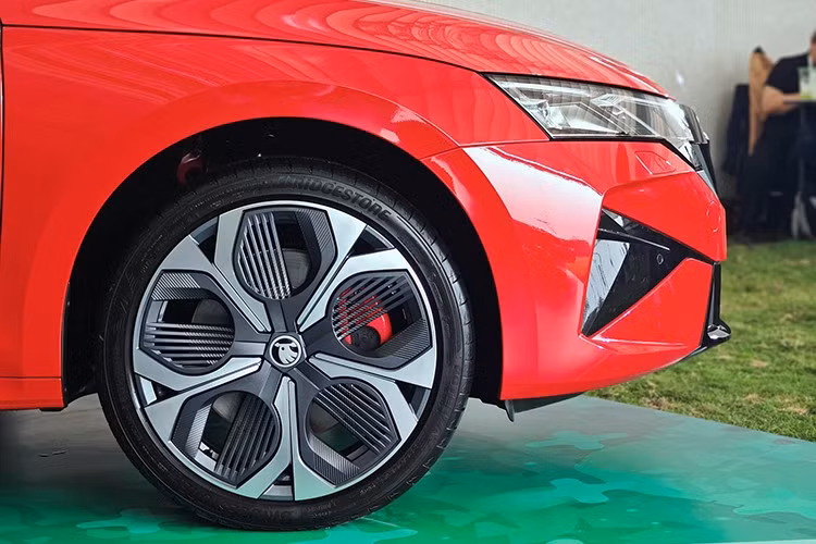 Mẫu xe sedan hiệu suất cao Skoda Octavia RS sở hữu bộ mâm hợp kim cỡ 19 inch kiểu Elias hoàn thiện với tông màu anthracite, các chi tiết ốp đen bóng quanh xe, cánh lướt gió tích hợp, chữ Skoda trên nắp cốp và cùm phanh màu đỏ giúp tổng thể xe thêm phần cuốn hút và hiện đại.