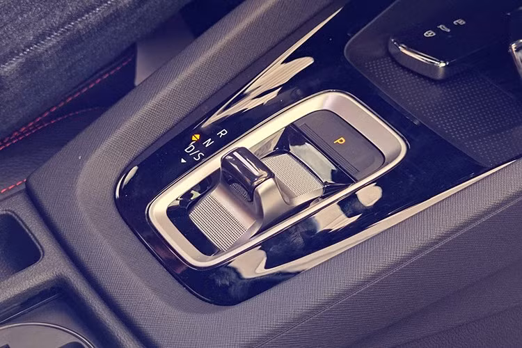 "Trái tim" của Skoda Octavia RS là động cơ xăng 4 xi-lanh, tăng áp, dung tích 2.0L, tạo ra công suất tối đa 265 mã lực và mô-men xoắn cực đại 370 Nm. Động cơ đi kèm với hộp số ly hợp kép 7 cấp DSG và hệ dẫn động cầu trước.