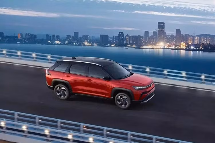 Hệ thống hybrid tự sạc này đi kèm hệ dẫn động bốn bánh AllGrip Select AWD của Suzuki. Suzuki hiện đã xác nhận sẽ xuất khẩu Victoris sản xuất tại Ấn Độ tới hơn 100 quốc gia và khu vực trên toàn cầu. Tuy nhiên, chưa rõ trong số những thị trường này có Việt Nam hay không.