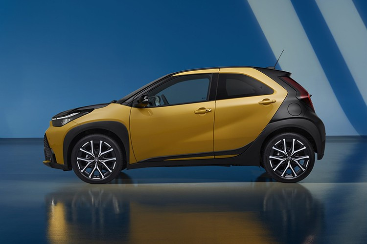 3 năm sau, phiên bản nâng cấp giữa vòng đời của mẫu xe nhỏ gọn và linh hoạt Toyota Aygo X dành cho thị trường châu Âu đã được công bố, và gần đây mẫu xe này đã có mặt tại các đại lý ở Lục địa già với một điểm mới quan trọng dưới nắp ca-pô đây là mẫu xe phân khúc A hybrid hoàn toàn đầu tiên trong khu vực.