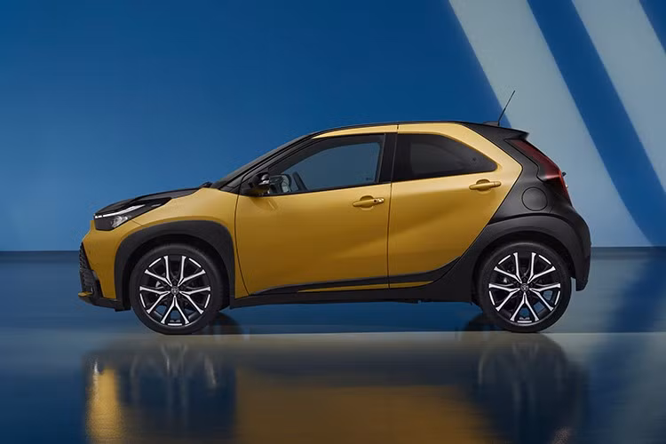 3 năm sau, phiên bản nâng cấp giữa vòng đời của mẫu xe nhỏ gọn và linh hoạt Toyota Aygo X dành cho thị trường châu Âu đã được công bố, và gần đây mẫu xe này đã có mặt tại các đại lý ở Lục địa già với một điểm mới quan trọng dưới nắp ca-pô đây là mẫu xe phân khúc A hybrid hoàn toàn đầu tiên trong khu vực.