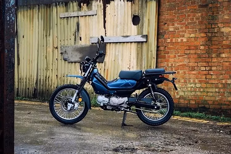 Khoảng sáng gầm xe 190 mm cho phép vượt qua sỏi đá, đường đất hoặc các đoạn đường gồ ghề nhẹ. Việc khởi động trở nên dễ dàng nhờ cả hệ thống điện và cần đạp, trong khi toàn bộ hệ thống chiếu sáng sử dụng LED, trong khi cụm đồng hồ là dạng kỹ thuật số toàn phần.