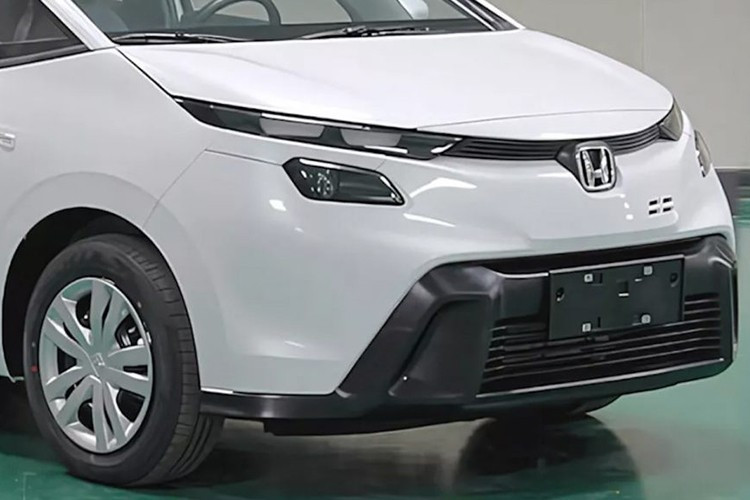 Tuy vậy, xe không được trang bị các ốp nhựa bảo vệ viền thân như thường thấy trên các mẫu SUV đô thị. Phần đuôi xe vẫn giữ kiểu dáng quen thuộc với cụm đèn hậu dạng cũ, nhưng cản sau đã được thiết kế lại với bộ khuếch tán gió lớn tích hợp và chi tiết sơn đen viền dưới, tăng thêm chất thể thao.