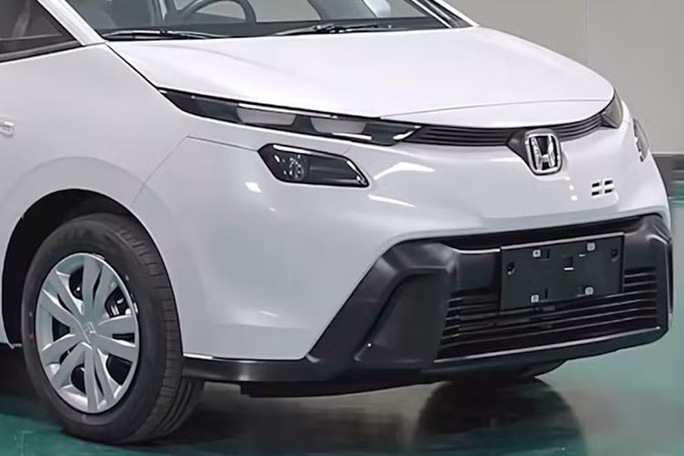 Tuy vậy, xe không được trang bị các ốp nhựa bảo vệ viền thân như thường thấy trên các mẫu SUV đô thị. Phần đuôi xe vẫn giữ kiểu dáng quen thuộc với cụm đèn hậu dạng cũ, nhưng cản sau đã được thiết kế lại với bộ khuếch tán gió lớn tích hợp và chi tiết sơn đen viền dưới, tăng thêm chất thể thao.