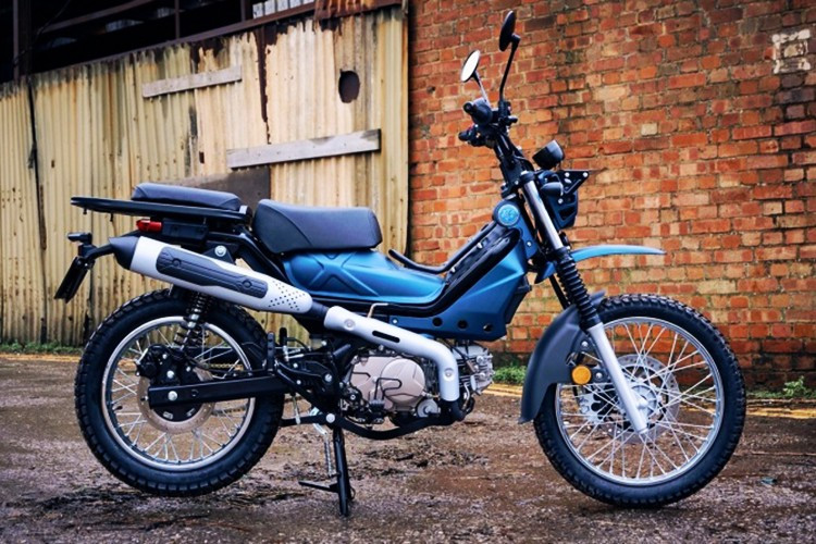 AJS Imber 125 2025 mới là một mẫu xe máy mang phong cách offroad với thiết kế tương tự Yamaha PG-1 và Honda CT-125. Cùng sự nhỏ gọn, chiếc xe là lựa chọn lý tưởng cho những tay lái muốn trải nghiệm cảm giác phiêu lưu trên đường phố, những con đường ngoại ô hay cả những lối mòn nhẹ ngoài thiên nhiên.