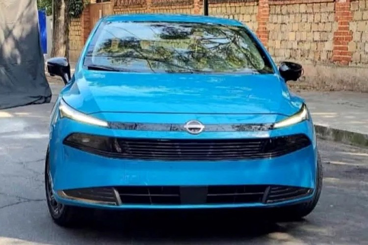 Ở phía sau, Versa mới được trang bị cụm đèn hậu thiết kế sắc sảo hơn, cùng dòng chữ “Versa” lớn đặt ở trung tâm nắp cốp. Cản sau cũng được tinh chỉnh nhẹ và tích hợp khu vực gắn biển số mới. Ngoại thất chiếc xe thử nghiệm sở hữu màu sơn Arctic Ice Blue Metallic kết hợp bộ mâm hợp kim thiết kế mới, tạo cảm giác hiện đại và tinh tế hơn.