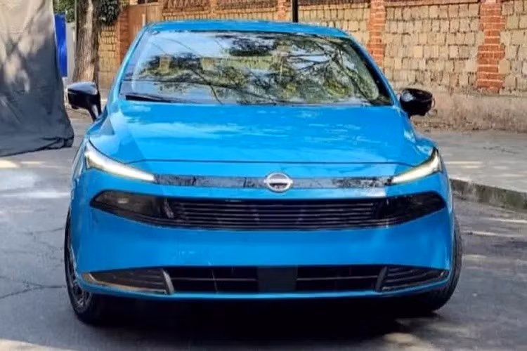 Ở phía sau, Versa mới được trang bị cụm đèn hậu thiết kế sắc sảo hơn, cùng dòng chữ “Versa” lớn đặt ở trung tâm nắp cốp. Cản sau cũng được tinh chỉnh nhẹ và tích hợp khu vực gắn biển số mới. Ngoại thất chiếc xe thử nghiệm sở hữu màu sơn Arctic Ice Blue Metallic kết hợp bộ mâm hợp kim thiết kế mới, tạo cảm giác hiện đại và tinh tế hơn.