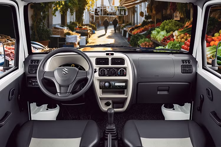 "Dàn chân" của xe là bộ mâm đường kích 13 inch kết hợp bộ lốp 155 R13, cân bằng giữa độ êm ái và khả năng chịu tải. Xe có túi khí đôi phía trước, hệ thống chống bó cứng phanh ABS kết hợp phân phối lực phanh điện tử EBD, hệ thống cân bằng điện tử ESP...