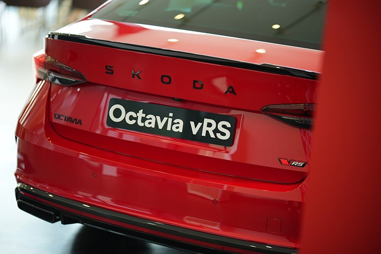 Được nhập khẩu nguyên chiếc từ Cộng hòa Séc, tân binh của gia đình Skoda ở Việt Nam vốn là phiên bản hiệu suất cao của dòng xe Octavia. So với bản thường, xe sở hữu thiết kế ngoại thất ấn tượng hơn, thể hiện qua đèn pha Matrix LED, hệ thống rửa đèn, đèn hậu LED, đèn xi-nhan dạng LED...