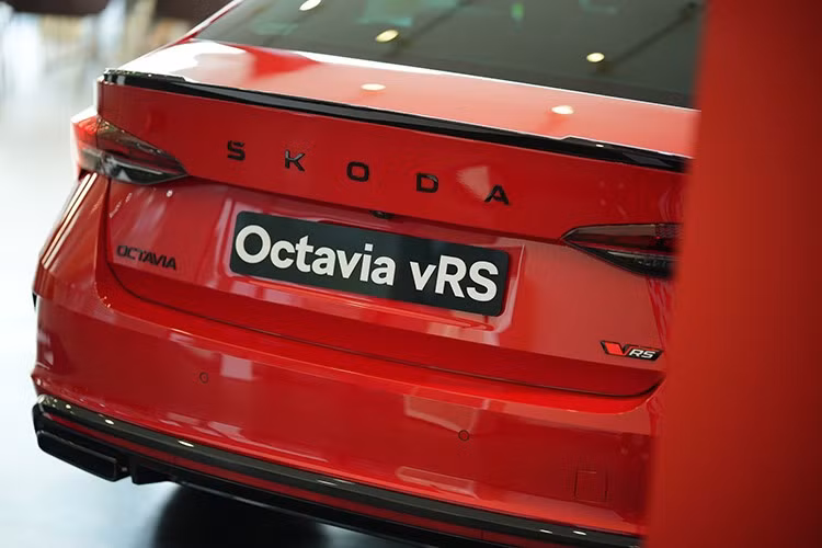 Được nhập khẩu nguyên chiếc từ Cộng hòa Séc, tân binh của gia đình Skoda ở Việt Nam vốn là phiên bản hiệu suất cao của dòng xe Octavia. So với bản thường, xe sở hữu thiết kế ngoại thất ấn tượng hơn, thể hiện qua đèn pha Matrix LED, hệ thống rửa đèn, đèn hậu LED, đèn xi-nhan dạng LED...