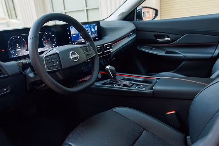 Mặc dù chưa có hình ảnh nội thất rò rỉ, Versa 2027 được kỳ vọng sẽ nhận được nhiều nâng cấp bên trong như cụm đồng hồ kỹ thuật số, hệ thống thông tin giải trí cải tiến và các công nghệ hỗ trợ lái tân tiến nhằm đáp ứng xu hướng tiêu dùng hiện nay.