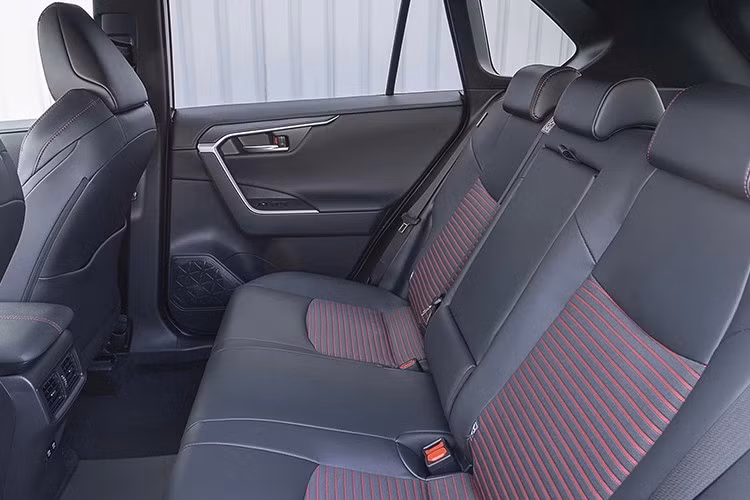 Không có gì bí mật khi Victoris và Across đều sử dụng nền tảng khung gầm Heartect do Suzuki phát triển. Trên thực tế, nền tảng này là xương sống cho toàn bộ các mẫu xe do Suzuki tự phát triển, bao gồm cả Vitara và S-Cross.