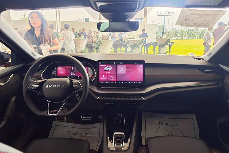 Trang bị an toàn của xe cũng khá phong phú với 10 túi khí, cảm biến đỗ xe trước/sau, hệ thống kiểm soát hành trình thích ứng, hỗ trợ giữ làn đường, cảnh báo điểm mù, camera 360 độ và cảm biến áp suất lốp.