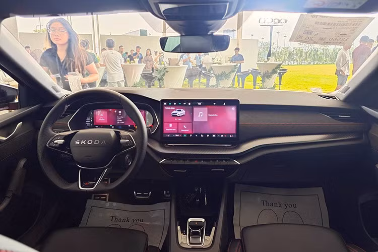 Trang bị an toàn của xe cũng khá phong phú với 10 túi khí, cảm biến đỗ xe trước/sau, hệ thống kiểm soát hành trình thích ứng, hỗ trợ giữ làn đường, cảnh báo điểm mù, camera 360 độ và cảm biến áp suất lốp.