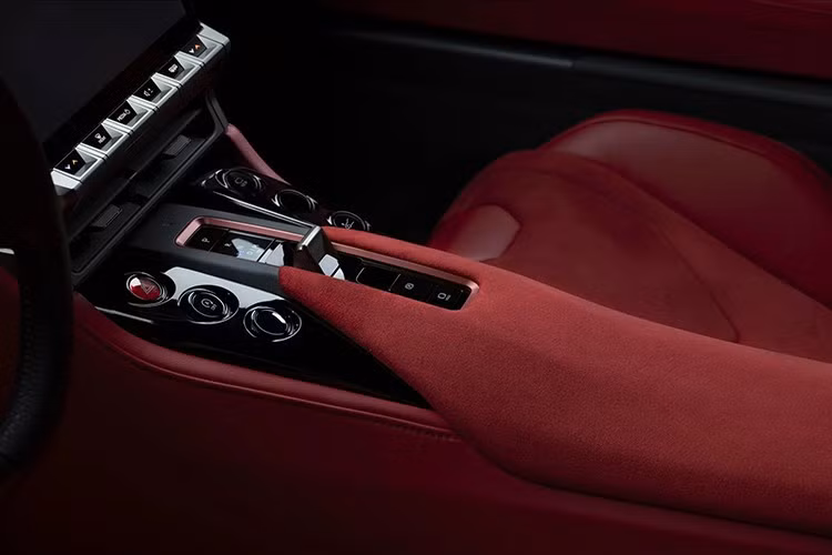 Trang Creative Trend của Nhật cũng chỉ ra những điểm tương đồng khác, như cụm công tắc điều khiển giữa bảng điều khiển trung tâm có thiết kế gợi liên tưởng đến bảng điều khiển máy bay – hình dáng khá tương đồng giữa GR GT và Lexus IS.