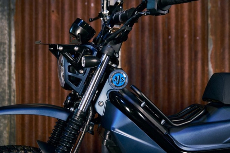 AJS Imber 125 được trang bị phuộc trước ống lồng với bao bảo vệ, giảm xóc đôi phía sau, đảm bảo khả năng hấp thụ va chạm trên nhiều loại địa hình, cùng hệ thống phanh kết hợp CBS mang lại lực phanh cân bằng và an toàn. Chân chống giữa và chân chống bên giúp việc đỗ xe và bảo dưỡng trở nên nhanh chóng và tiện lợi.