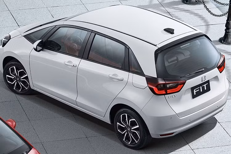 Cung cấp sức mạnh cho Honda Fit 2026 vẫn là khối động cơ xăng 1.5L, cho công suất tối đa 124 mã lực, đi kèm hộp số tự động vô cấp CVT. Cấu hình động cơ này phù hợp với nhu cầu di chuyển trong đô thị, tối ưu mức tiêu thụ nhiên liệu và vận hành êm ái.