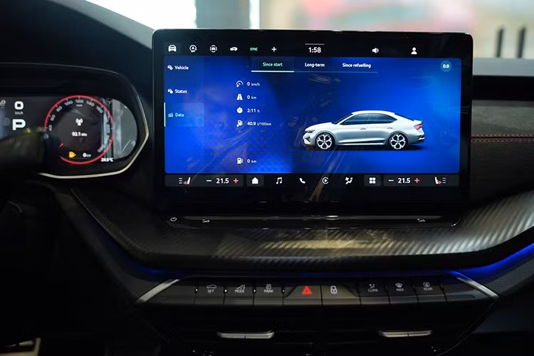 Bên cạnh đó là những trang bị nổi bật khác như hệ thống điều hòa 3 vùng độc lập, cốp điện với tính năng đá cốp, gương chiếu hậu chống chói tự động, màn hình cảm ứng trung tâm 12,9 inch, hỗ trợ kết nối điện thoại không dây, cổng sạc USB Type C 45 W và ghế trước thể thao có chức năng massage/sưởi/làm mát/nhớ vị trí.