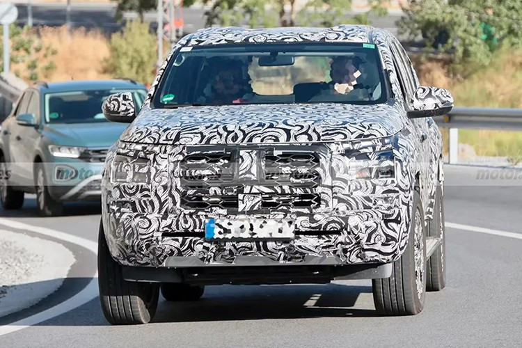 Đây là lần đầu tiên nguyên mẫu của mẫu SUV Mitsubishi Pajero thế hệ mới bị bắt gặp tại Úc, dù trước đó các xe thử nghiệm tương tự đã xuất hiện tại một số thị trường quốc tế. Chiếc xe được cho là đang trong quá trình thử nghiệm, tinh chỉnh nhằm phù hợp với điều kiện vận hành tại địa phương trước khi chính thức ra mắt, dự kiến vào năm 2026.