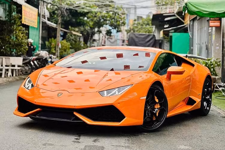 Huracan LP610-4 là mẫu siêu xe được ra mắt lần đầu tiên tại Triển lãm Geneva Auto Show vào tháng 3/2014. Cho đến nay, các phiên bản Lamborghini Huracan LP610-4 tại Việt Nam khá đa dạng màu sắc như đỏ, đen, vàng, trắng, xanh, cam, xám,… với số lượng trên 15 chiếc. Tại thời điểm mua mới, mẫu xe này có giá lăn bánh gần 20 tỷ đồng.