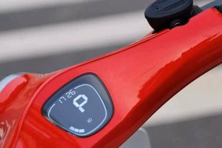 Khi mới ra mắt, Honda Cub E cũng có mức giá quy đổi khoảng 21 triệu đồng tại thị trường Trung Quốc. Tuy nhiên, hiện tại, giá xe đã giảm phân nửa, chỉ còn khoảng 11 triệu đồng. Khi về Việt Nam, Honda Cub E sẽ phải chịu thêm các chi phí di chuyển, bến bãi và thuế.