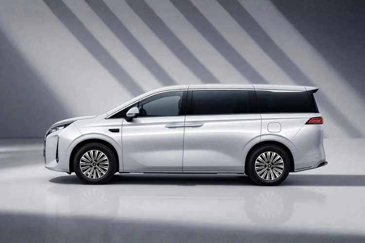 Nguồn năng lượng đến từ hệ thống hybrid cắm điện bao gồm động cơ 1.5T (mẫu BYD472ZQB), mô-tơ đồng bộ nam châm vĩnh cửu (mẫu TZ210XYD) và pin Blade. Động cơ có công suất tối đa 115kW (154 mã lực) và mô-tơ có công suất 200kW (268 mã lực), tương tự như trên BYD M9 DM-i.