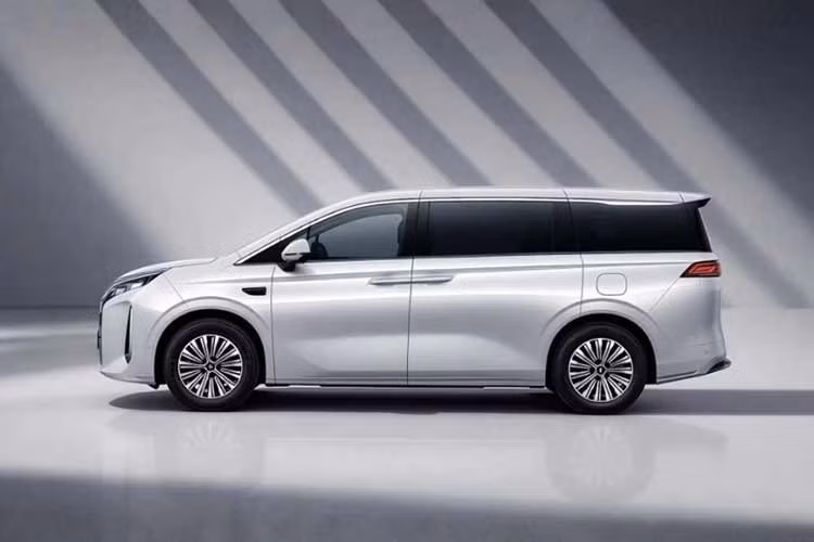 Nguồn năng lượng đến từ hệ thống hybrid cắm điện bao gồm động cơ 1.5T (mẫu BYD472ZQB), mô-tơ đồng bộ nam châm vĩnh cửu (mẫu TZ210XYD) và pin Blade. Động cơ có công suất tối đa 115kW (154 mã lực) và mô-tơ có công suất 200kW (268 mã lực), tương tự như trên BYD M9 DM-i.