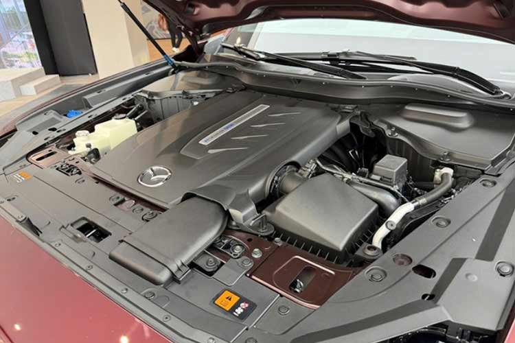 Điểm nhấn công nghệ nằm ở hệ truyền động plug-in hybrid (PHEV), kết hợp giữa động cơ xăng 2.5L Skyactiv-G và mô-tơ điện, sản sinh tổng công suất 323 mã lực cùng mô-men xoắn cực đại 500 Nm.