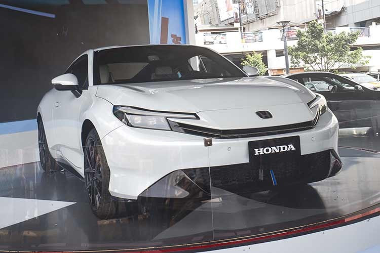 Honda Prelude 2026 có giá khoảng 3,498 triệu peso (1,58 tỷ đồng). Đây là một con số gây nhiều tranh luận khi đặt cạnh các đối thủ thuần chất chơi như Mazda MX-5 hay Subaru BRZ, nhưng lại hoàn toàn hợp lý với một mẫu xe sở hữu cấu hình Hybrid hiện đại và khung gầm chia sẻ từ "huyền thoại" Civic Type R.