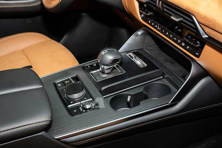 Về mặt an toàn, mẫu SUV đầu bảng sở hữu danh sách trang bị dày đặc, tiêu biểu là gói công nghệ an toàn chủ động i-Activsense với các tính năng nổi bật như: kiểm soát hành trình thích ứng MRCC Stop &amp; Go, hỗ trợ giữ làn, giám sát điểm mù, hỗ trợ phanh thông minh và hệ thống theo dõi trạng thái người lái. Cùng với 8 túi khí và camera 360 độ, CX-90 mang đến sự an tâm tuyệt đối cho người dùng trên mọi hành trình.