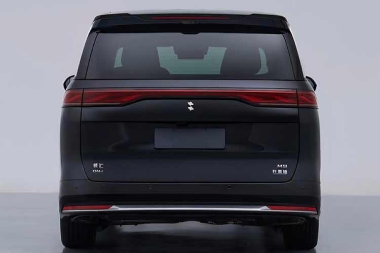 Mẫu xe MPV Linghui M9 2026 mới được ra mắt vào đầu tháng 2 này tại thị trường quê nhà Trung Quốc, bao gồm các dòng xe e và M: Linghui e5, e7, e9 và M9. Dòng xe e đều là xe điện thuần túy, còn M9 là mẫu xe hybrid cắm điện duy nhất.