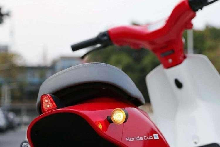 Về ngoại hình, Honda Cub E kế thừa kiểu dáng nhỏ gọn, mềm mại của dòng Super Cub nổi bật với cụm đèn pha dạng tròn mang hơi hướng cổ điển. Xe có kích thước dài x rộng x cao lần lượt là 1.839 x 339 x 1.066 mm, đi kèm trọng lượng chỉ 53,6 kg, phù hợp với khách hàng trẻ hoặc phụ nữ.