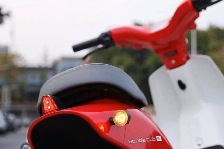 Về ngoại hình, Honda Cub E kế thừa kiểu dáng nhỏ gọn, mềm mại của dòng Super Cub nổi bật với cụm đèn pha dạng tròn mang hơi hướng cổ điển. Xe có kích thước dài x rộng x cao lần lượt là 1.839 x 339 x 1.066 mm, đi kèm trọng lượng chỉ 53,6 kg, phù hợp với khách hàng trẻ hoặc phụ nữ.