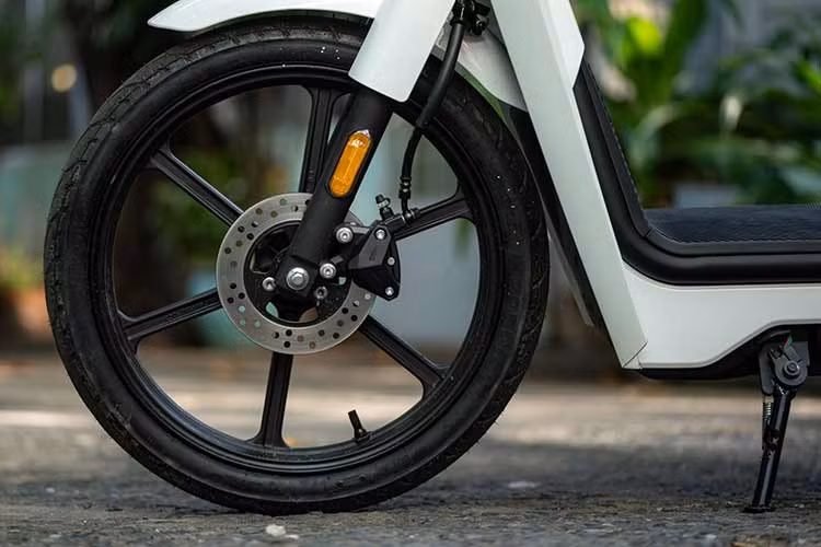 Đáng chú ý, Honda Cub E chỉ được thiết kế phần yên xe cho người lái và không thể lắp thêm yên phụ phía sau. Về trang bị, Honda Super Cub bản chạy điện được trang bị đèn chiếu sáng dạng LED bao gồm đèn pha và đèn định vị ban ngày.