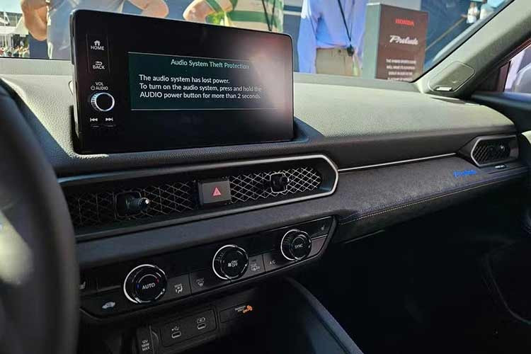 Tại thị trường Philippines, Honda Prelude 2026 được phân phối với một phiên bản cao cấp nhất nhưng đi kèm bảng màu ngoại thất rất đa dạng. Khách hàng có thể lựa chọn giữa các màu sắc đặc trưng như Đen Crystal Black Pearl, Xám Meteoroid Gray Metallic, Xanh Racing Blue Pearl, Đỏ Rallye Red và Trắng Moonlit White Pearl.