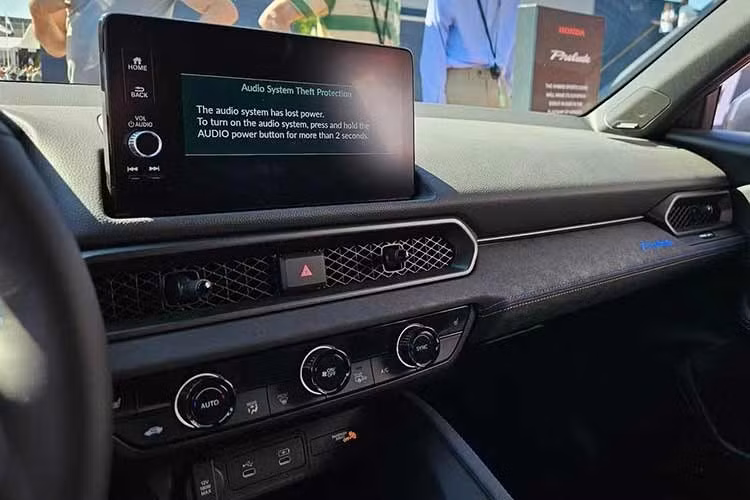 Tại thị trường Philippines, Honda Prelude 2026 được phân phối với một phiên bản cao cấp nhất nhưng đi kèm bảng màu ngoại thất rất đa dạng. Khách hàng có thể lựa chọn giữa các màu sắc đặc trưng như Đen Crystal Black Pearl, Xám Meteoroid Gray Metallic, Xanh Racing Blue Pearl, Đỏ Rallye Red và Trắng Moonlit White Pearl.