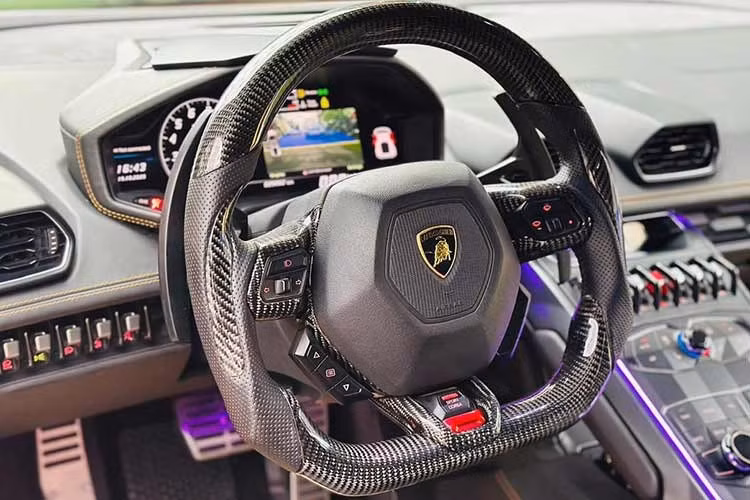 Khoang nội thất xe bọc da màu đen chủ đạo, điểm xuyết bằng đường chỉ khâu màu cam tương phản. Sau 10 năm sử dụng, các chi tiết như nút bấm, vô-lăng, lẫy chuyển số,… đều còn khá mới. Ghế ngồi thể thao bọc da cao cấp kết hợp vật liệu Alcantara chỉ xuất hiện ít vết nhăn và chưa bị “nổ da”.