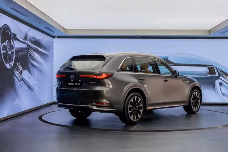 Sức mạnh được truyền qua hộp số tự động 8 cấp và hệ dẫn động bốn bánh toàn thời gian AWD thiên về cầu sau. Bộ pin lithium-ion dung lượng 17,8 kWh không chỉ hỗ trợ vận hành thuần điện trong đô thị mà còn tối ưu đáng kể mức tiêu thụ nhiên liệu.