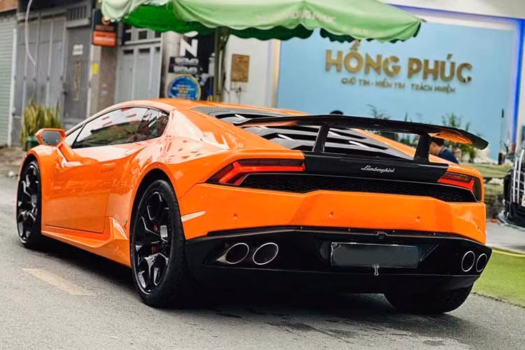 Huracan LP610-4 có thời gian tăng tốc từ vị trí đứng yên lên 100 km/h chỉ trong vòng 3,2 giây trước khi đạt vận tốc tối đa 325 km/h. Trong cách đặt tên của Huracan LP610-4, con số 610 tượng trưng cho công suất của xe, số 4 mang hàm ý cho hệ dẫn động 4 bánh.