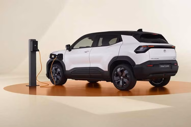 Thực chất, Toyota Urban Cruiser là mẫu xe được phát triển dựa trên nền tảng của Suzuki e-Vitara nhưng đã được tinh chỉnh toàn diện theo ngôn ngữ thiết kế và tiêu chuẩn khắt khe của Toyota.