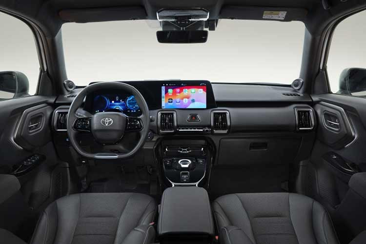 Nhờ tận dụng ưu thế của khung gầm xe điện chuyên dụng với sàn phẳng và chiều dài cơ sở lên tới 2.700 mm, Toyota tự tin khẳng định nội thất của Urban Cruiser rộng rãi tương đương với các mẫu xe phân khúc cỡ trung (hạng C).