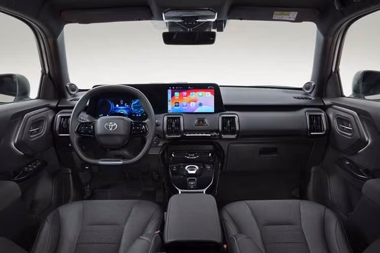 Nhờ tận dụng ưu thế của khung gầm xe điện chuyên dụng với sàn phẳng và chiều dài cơ sở lên tới 2.700 mm, Toyota tự tin khẳng định nội thất của Urban Cruiser rộng rãi tương đương với các mẫu xe phân khúc cỡ trung (hạng C).