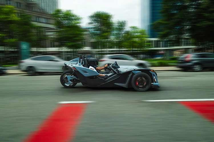 Cụ thể, xe sở hữu hệ thống âm thanh Rockford Fosgate Stage 3 Max + Lighting, hai loa 8 inch gắn bên hông và hai loa 6,5 ​​inch gắn trên tựa đầu, cho tổng công suất âm thanh 700 watt, cùng bộ đèn nội thất XKGlow có thể điều khiển thông qua ứng dụng di động Slingshot LED.