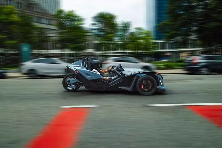 Cụ thể, xe sở hữu hệ thống âm thanh Rockford Fosgate Stage 3 Max + Lighting, hai loa 8 inch gắn bên hông và hai loa 6,5 ​​inch gắn trên tựa đầu, cho tổng công suất âm thanh 700 watt, cùng bộ đèn nội thất XKGlow có thể điều khiển thông qua ứng dụng di động Slingshot LED.