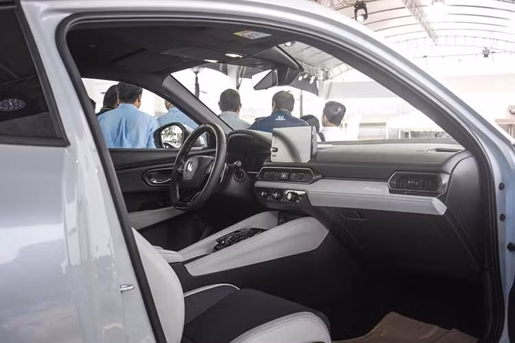 Mẫu xe thể thao Prelude 2026 cũng được Honda ưu ái trang bị những thành phần hiệu năng cao vốn chỉ xuất hiện trên các dòng xe thuần đua. Hệ thống khung gầm và treo của xe chia sẻ chung nền tảng với Civic Type R, bao gồm hệ thống treo trước đa liên kết kiểu “dual-axis” giúp triệt tiêu hiện tượng vặn xoắn khi tăng tốc và tối ưu hóa khả năng vào cua.