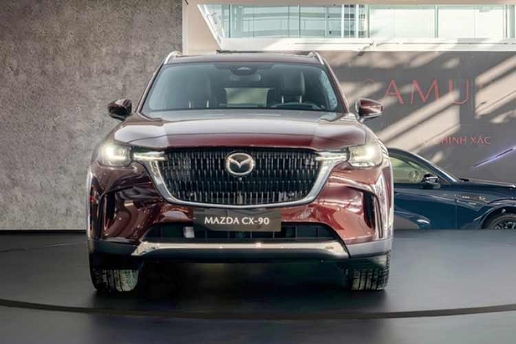 Về ngoại thất, mẫu xe SUV hạng sang Mazda CX-90 2-26 áp dụng ngôn ngữ thiết kế Kodo thế hệ mới, với thân xe trường dài và tỷ lệ tổng thể vững chãi, tạo cảm giác bề thế đúng chất một mẫu SUV cỡ lớn. Xe sở hữu kích thước bề thế với chiều dài tổng thể lên tới 5.120 mm và chiều dài cơ sở đạt 3.120 mm, mang lại không gian nội thất rộng rãi vượt trội.