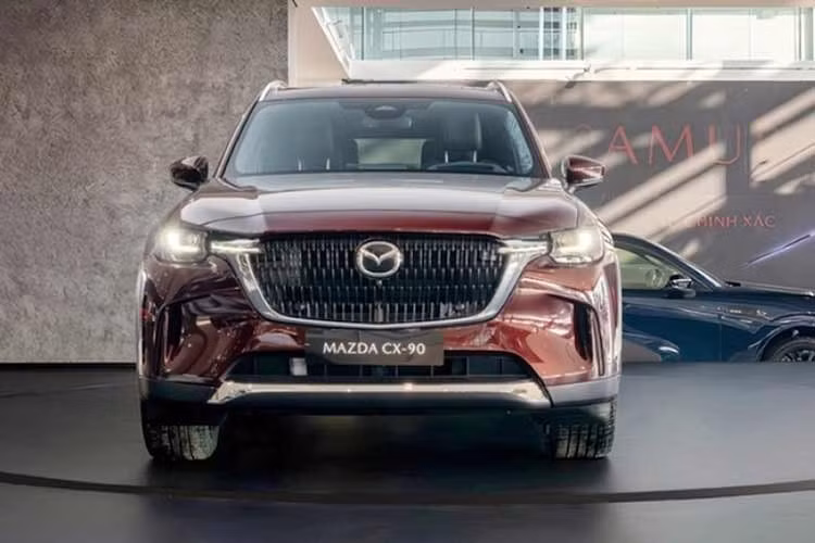 Về ngoại thất, mẫu xe SUV hạng sang Mazda CX-90 2-26 áp dụng ngôn ngữ thiết kế Kodo thế hệ mới, với thân xe trường dài và tỷ lệ tổng thể vững chãi, tạo cảm giác bề thế đúng chất một mẫu SUV cỡ lớn. Xe sở hữu kích thước bề thế với chiều dài tổng thể lên tới 5.120 mm và chiều dài cơ sở đạt 3.120 mm, mang lại không gian nội thất rộng rãi vượt trội.