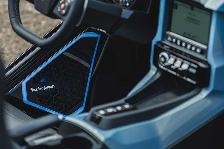 Việc thay đổi thương hiệu độc quyền và thiết kế đồ họa, bao gồm cả huy hiệu kim loại màu đen và các chi tiết nhấn nhá, hoàn thiện diện mạo tổng thể, nhưng lần này chúng ta không thấy nhiều thay đổi ở phần thân xe.